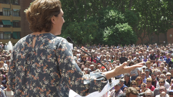 Ada Colau, aux portes de la mairie de Barcelone.
