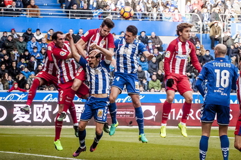 Pelea por un balón aéreo en Mendizorrotza. (Jaizki FONTANEDA / ARGAZKI PRESS)