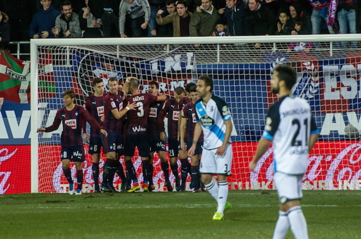 Los jugadores del Eibar celebran uno de sus tres tantos. (Marisol RAMÍREZ / ARGAZKI PRESS)