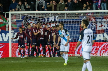 Los jugadores del Eibar celebran uno de sus tres tantos. (Marisol RAMÍREZ / ARGAZKI PRESS)