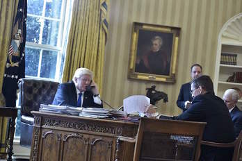 Trump ha hablado esta tarde por teléfono con el presidente ruso, Vladimir Putin. (MANDEL NGAN  / AFP)