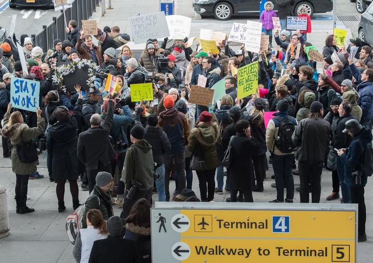 Los estadounidenses han protestado en los aeropuertos del país en contra del decreto de Trump. (Bryan R. SMITH/AFP)