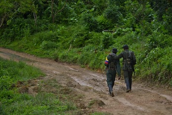 Dos miembros de las FARC-EP, en un campamento en el departamento de Nariño. (Luis ROBAYO/AFP)