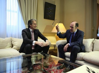 Íñigo de la Serna y Manu Ayerdi, durante su encuentro. (J. DANAE/ARGAZKI PRESS)