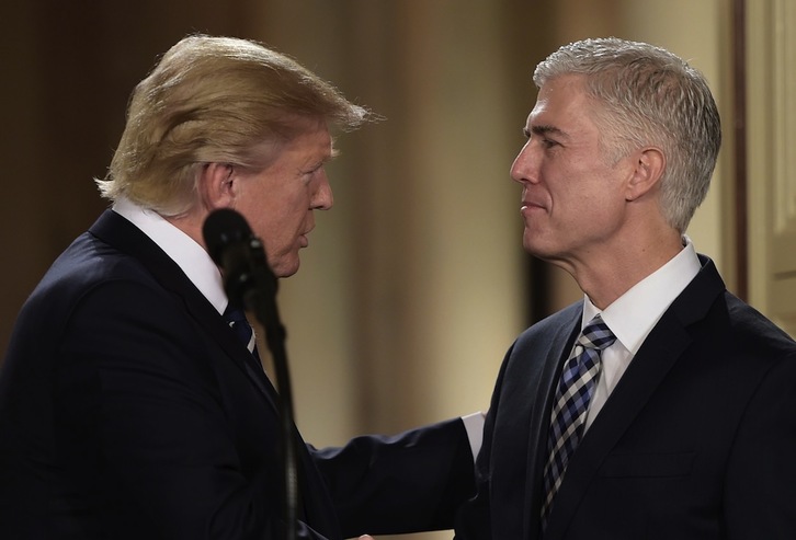 Trump y Gorsuch, durante el nombramiento de este último como jeuz vitalicio del Supremo. (Brendan SMIALOWSKI / AFP)