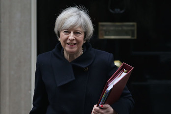 La primera ministra, Theresa May, camino de las Cámara de los Comunes antes de la votación. (DANIEL LEAL-OLIVAS / ARGAZKI PRESS)