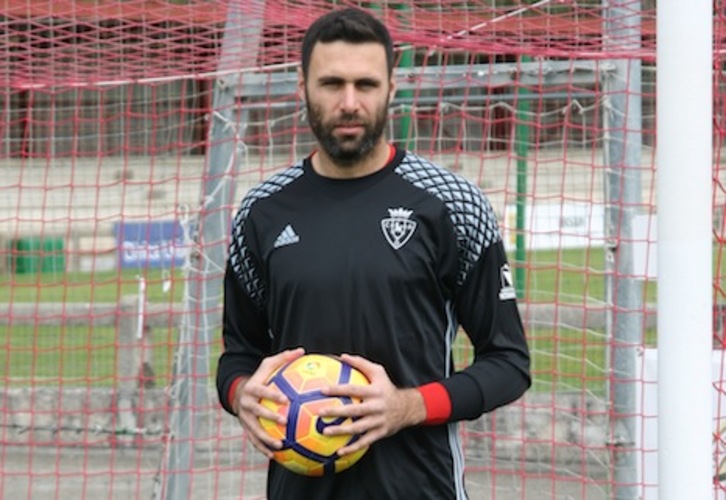 Sirigu posa con la elástica de Osasuna. (Natxo MATXIN)