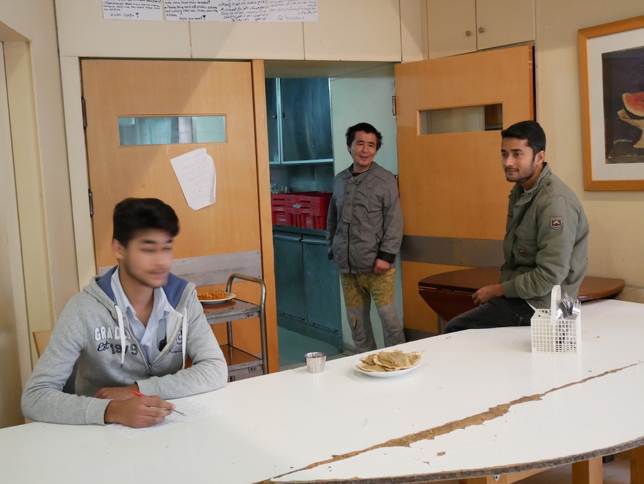 Jovenes refugiados se encargan de repartir las comidas del hotel
