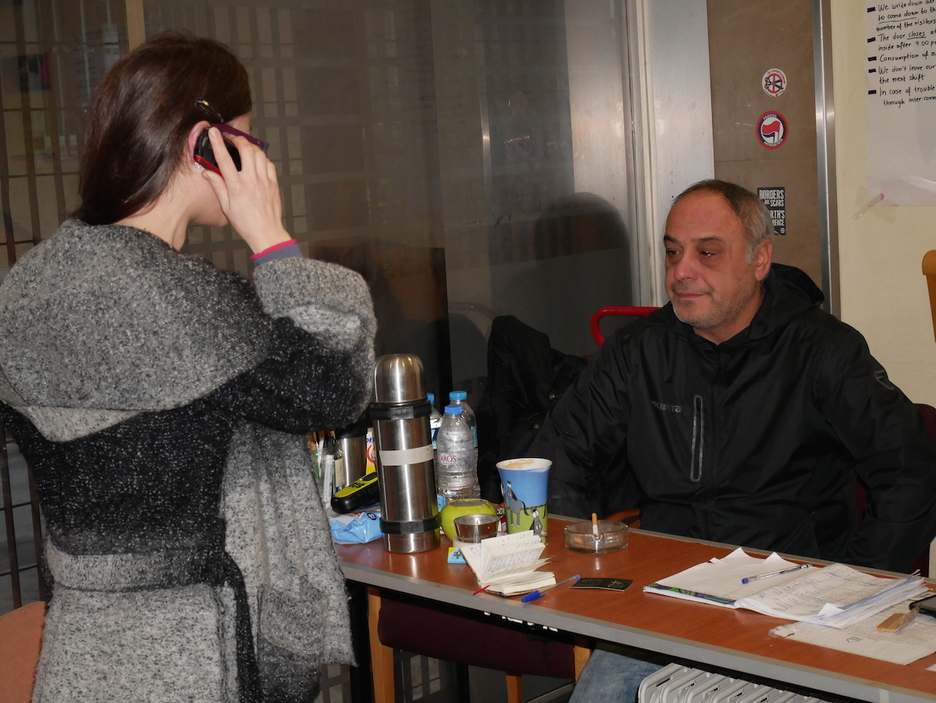Activistas griegos y voluntarios de muchos paises comparten turnos en el hotel