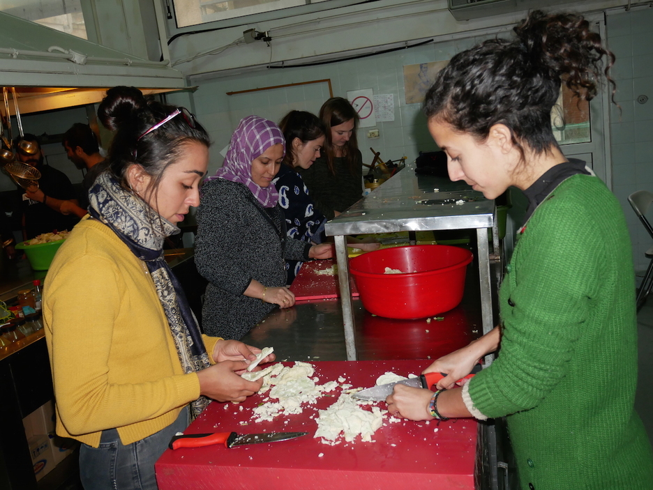 Voluntarias internacionales colaboran en la cocina.