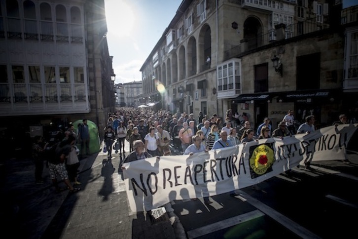 Manifestación en Gasteiz contra la central de Garoña, en una imagen de archivo. (Jaizki FONTANEDA/ARGAZKI PRESS)