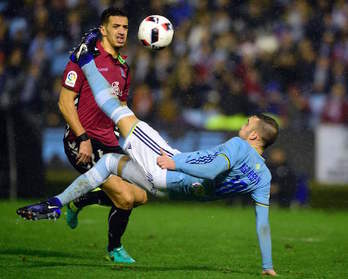 Asaps, una pesadilla, remata de chilena en presencia de Feddal. (Miguel RIOPA / AFP)