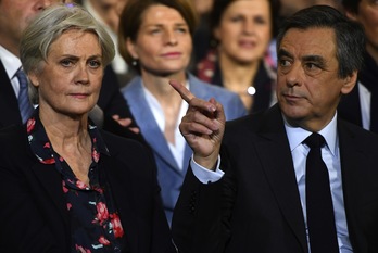 François y Penélope Fillon, en un acto durante el pasado fin de semana. (Eric FEFERBERG / AFP)