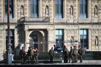 Policías y militares han rodeado el Louvre. (Alain JOCARD / AFP) Policías y militares en el exterior del Louvre. (Eric FEFERBERG/AFP)