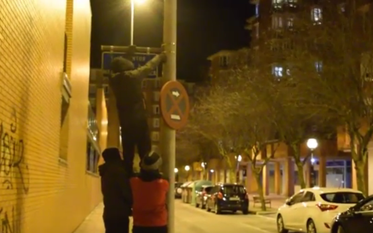 Tres personas quitan una de las placas. 