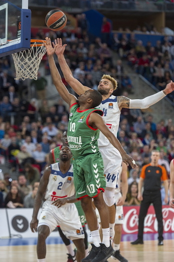 Beaubois y Taylor pugnan por el rebote. (Juanan RUIZ / ARGAZKI PRESS)