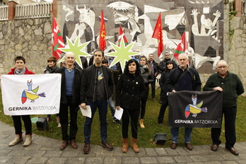Miembros de la red Independentistak y Gernika Batzordea, en rueda de prensa. (Aritz LOIOLA/ARGAZKI PRESS)