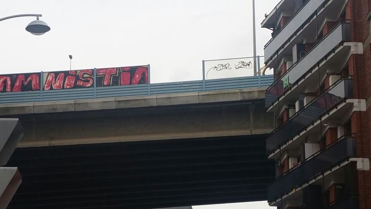 Un panel del viaducto de Errekalde ha caído. 