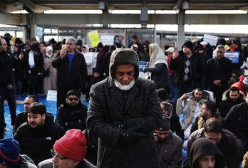Protesta contra la medida de Trump en el aeropuerto JFK. (Spencer PLATT / AFP)