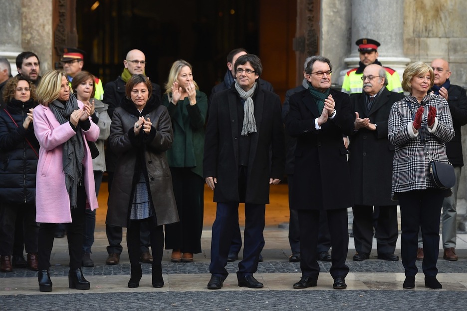 Puigdemont, junto a Mas, Ortega y Rigau, antes de que estos entren al juzgado. (Josep LAGO / AFP) Puigdemont, junto a Mas, Ortega y Rigau, antes de que estos entren al juzgado. (Josep LAGO / AFP)