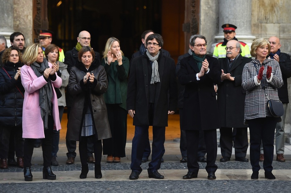 Puigdemont, junto a Mas, Ortega y Rigau, antes de que estos entren al juzgado. (Josep LAGO / AFP)