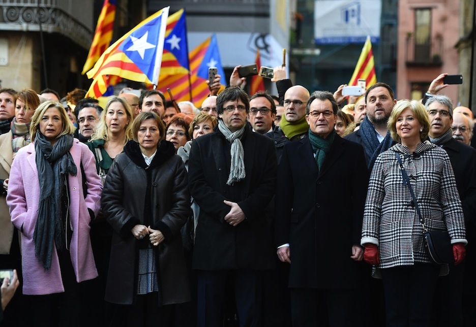 Una marcha acompaña a Mas, Ortega y Rigau hasta los juzgados. (Josep LAGO / AFP) Una marcha acompaña a Mas, Ortega y Rigau hasta los juzgados. (Josep LAGO / AFP)