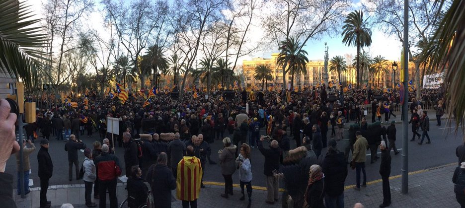Desde primera hora de la mañana, la gente se ha agolpado frente a los juzgados. (@zalduariz) Desde primera hora de la mañana, la gente se ha agolpado frente a los juzgados. (@zalduariz)