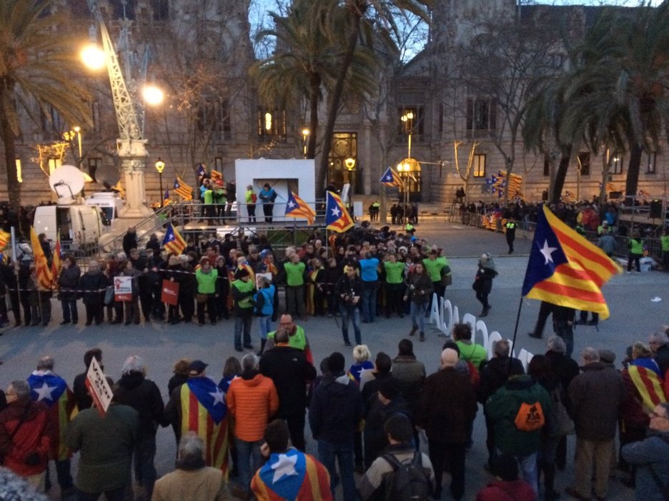 Muchos ciudadanos han madrugado para mostrar su apoyo a Mas, Ortega y Rigau. (@zalduariz) Muchos ciudadanos han madrugado para mostrar su apoyo a Mas, Ortega y Rigau. (@zalduariz)