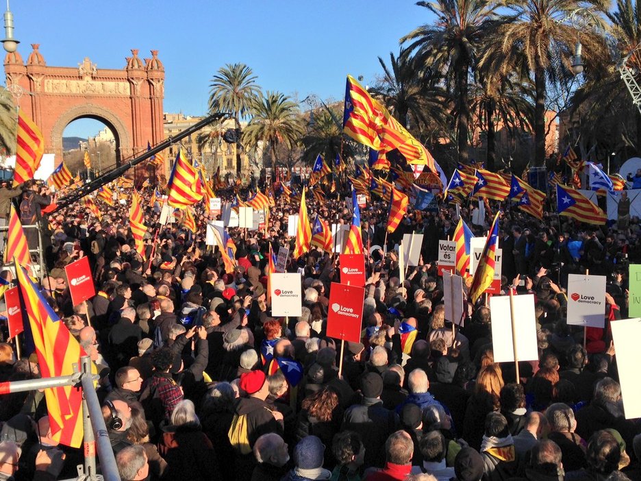 Miles de personas junto al arco del Triunfo. (@seleccionsCAT) Miles de personas junto al arco del Triunfo. (@seleccionsCAT)