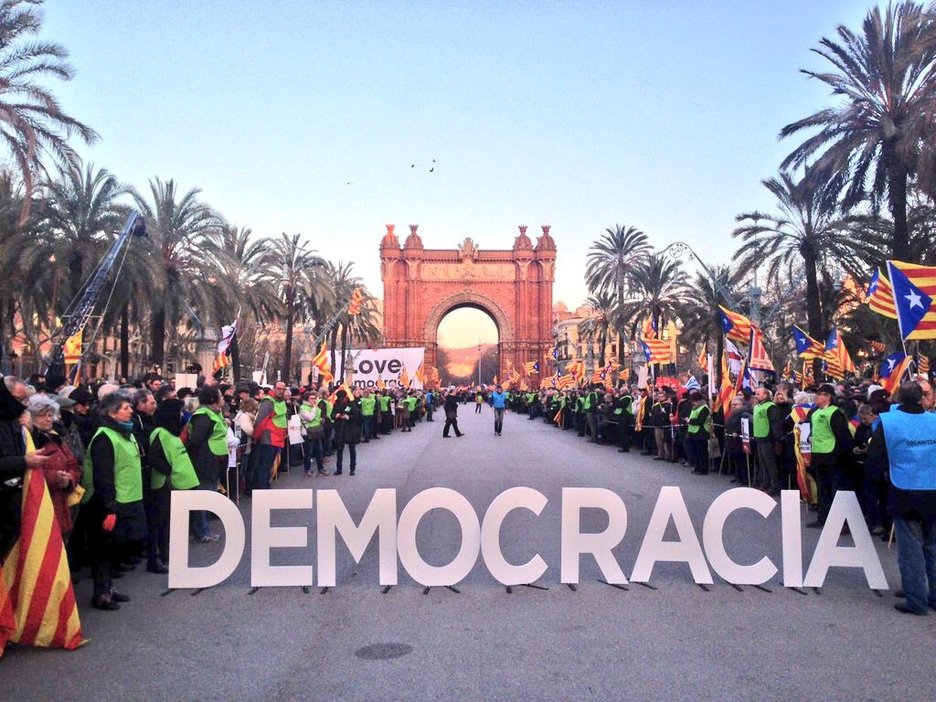 Las redes sociales han utilizado el hashtag #LoveDemocracy Las redes sociales han utilizado el hashtag #LoveDemocracy