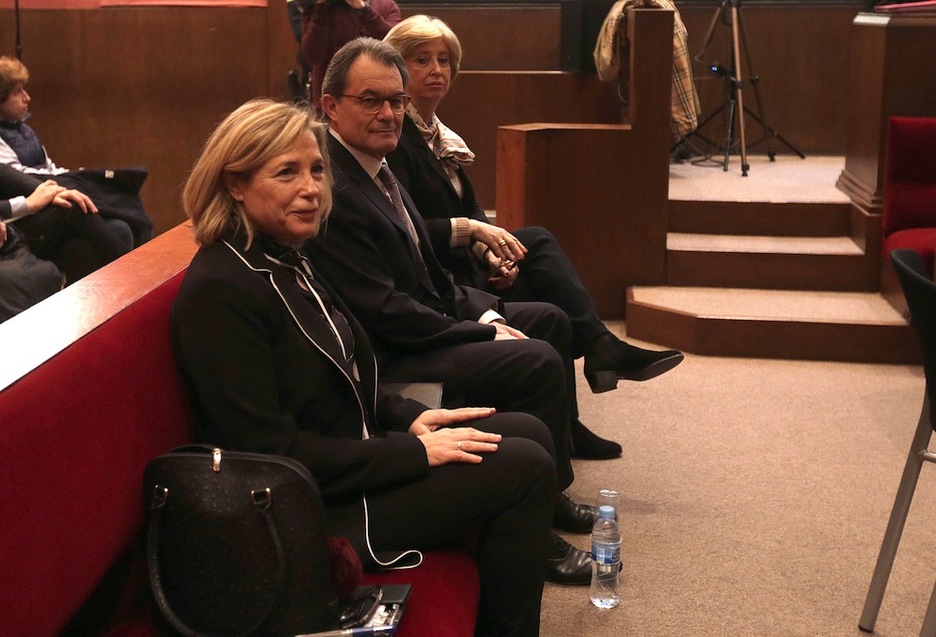 Joana Ortega, Artur Mas e Irene Rigau, en el banquillo de los acusados al inicio del juicio. (POOL EFE) Joana Ortega, Artur Mas e Irene Rigau, en el banquillo de los acusados al inicio del juicio. (POOL EFE)