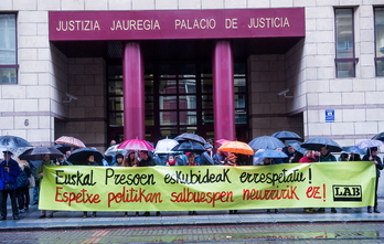 Protesta realizada por LAB ante los juzgados por el inicio del juicio. (Luis JAUREGIALTZO / ARGAZKI PRESS)