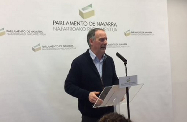 Adolfo Araiz, durante su intervención ante los medios. (EH BILDU)