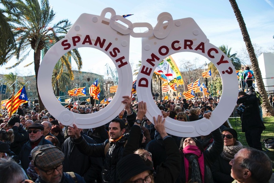 Dos esposas cuestionan si en España hay democracia. (Josep LAGO/AFP) Dos esposas cuestionan si en España hay democracia. (Josep LAGO/AFP)