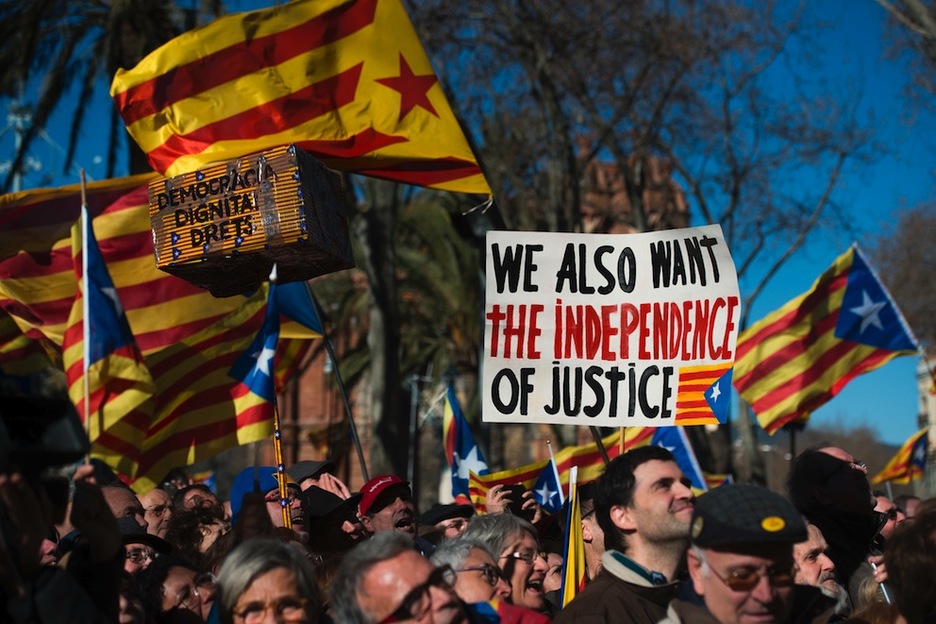 Un cartel reclama la independencia del poder judicial. (Josep LAGO/AFP) Un cartel reclama la independencia del poder judicial. (Josep LAGO/AFP)