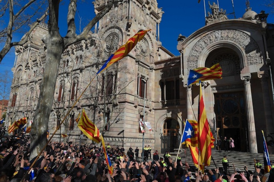 Ortega, Mas y Rigau son recibidos por miles de personas tras salir del TSJC. (Lluis GENE/AFP) Ortega, Mas y Rigau son recibidos por miles de personas tras salir del TSJC. (Lluis GENE/AFP)