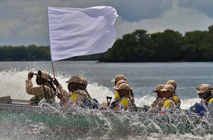 Miembros de las FARC, durante la operación de traslado a las zonas veredales. (Luis ROBAYO/AFP)