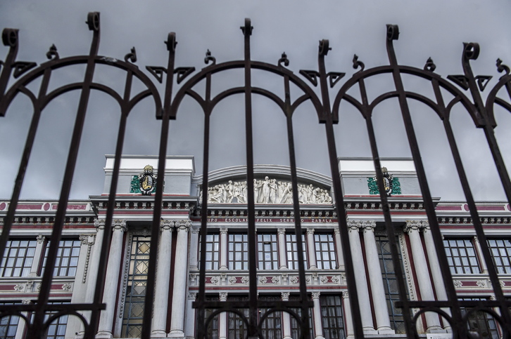 Puerta de entrada a las escuelas de Indautxu. (Marisol RAMIREZ / ARGAZKI PRESS)