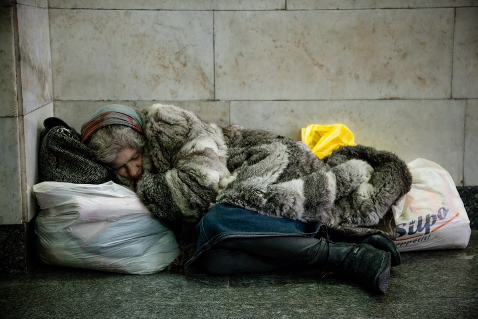 Una persona sin hogar en el centro de Kiev. Las altas tarifas energéticas hacen que muchas personas no puedan asumir la factura, por lo que pueden perder su hogar por los impagos. (Juan TEIXEIRA)