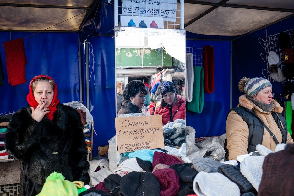 Mercado de Troeschina. La devaluación de la grivna, que ha perdido tres veces su valor respecto a 2014, hace que mucha gente se tenga que vestir en mercadillos. (Juan TEIXEIRA) Mercado de Troeschina. La devaluación de la grivna, que ha perdido tres veces su valor respecto a 2014, hace que mucha gente se tenga que vestir en mercadillos. (Juan TEIXEIRA)