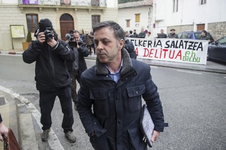 El actual alcalde de Eguesibar, Alfonso Etxeberria, entra en los Juzgados de Agoitz apoyado por cargos electos de Geroa Bai y EH Bildu. (Jagoba MANTEROLA/ARGAZKI PRESS)