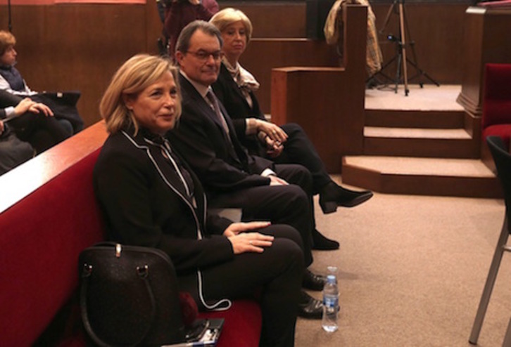 Joana Ortega, Artur Mas e Irene Rigau, en el banquillo de los acusados al inicio del juicio por la consulta del )-N. (POOL EFE)