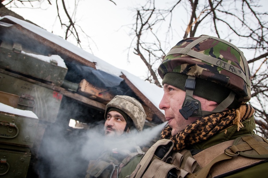 Dos oficiales de la 72 brigada del ejército ucraniano en sus posiciones avanzadas en la “promzona” de Avdiivka. (Juan TEIXEIRA)