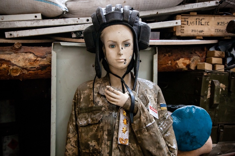 Una decoración improvisada en primera línea de combate. Donde además los soldados pueden pasar algunos días sin ver a nadie del sexo opuesto. (Juan TEIXEIRA) Una decoración improvisada en primera línea de combate. Donde además los soldados pueden pasar algunos días sin ver a nadie del sexo opuesto. (Juan TEIXEIRA)