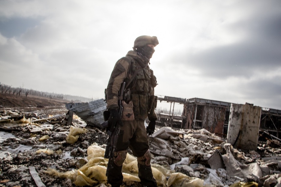 Dramática imagen de un soldado de la RPD. Su equipamiento es prácticamente idéntico al de las fuerzas armadas rusas. (Juan TEIXEIRA)