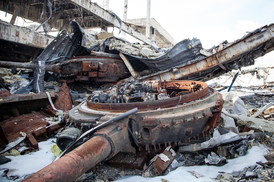 Los restos de un tanque ucraniano T-64 destruido en el aeropuerto de Donetsk. (Juan TEIXEIRA)