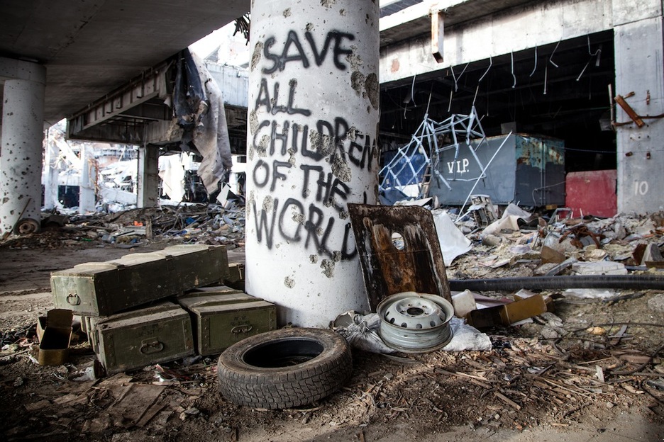 Un imagen apocalíptica del aeropuerto de Donetsk. La inscripción “salvar a todos los niños del mundo” y unas cajas de munición al lado. (Juan TEIXEIRA)