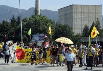 Marcha a la central nuclear de Garoña. (Luis JAUREGIALTZO/ARGAZKI PRESS)