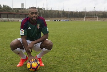 Loé posa tras ser presentado de nuevo como jugador rojillo. (OSASUNA)