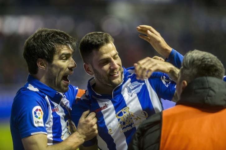 El capitán, Manu García, junto al goleador Édgar Méndez. (Juanan RUIZ/ARGAZKI PRESS)
